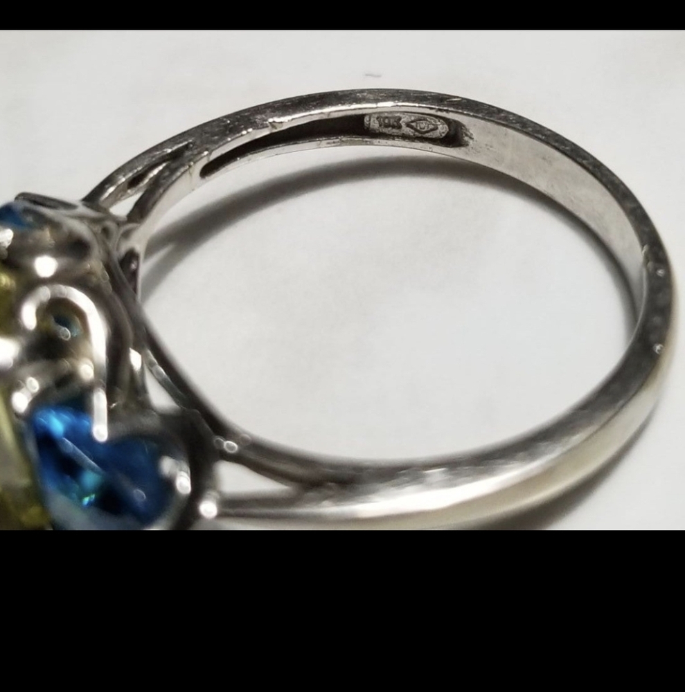 10k White Gold Aqua & Yellow Emerald Trillion cut three stone ring - Picture 6 of 10